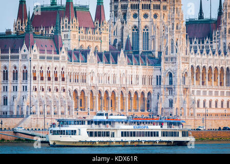 Donau Kreuzfahrt, Blick auf einem Kreuzfahrtschiff auf der Donau entlang der Ungarischen Parlament, Budapest. Stockfoto