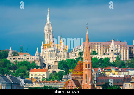 Budapest Sehenswürdigkeiten, mit Blick auf die Fischerbastei und Matyas Kirche auf Buda Hill auf der Westseite der Stadt Budapest, Ungarn Stockfoto