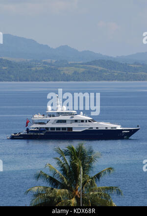 Superyacht in den Gewässern der Salomonen Stockfoto