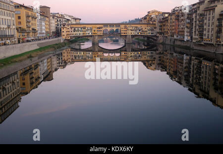 Der schöne Ponte Vecchio mittelalterlichen Steinbrücke über den Fluss Arno in Florenz, Italien. Stockfoto