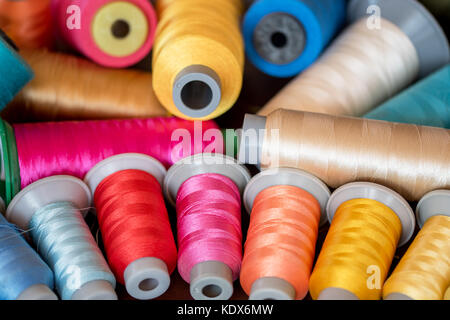 Bunte Thema Spulen in Stoff und Textilindustrie verwendet Stockfoto