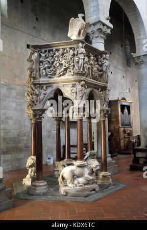 Die alte Kanzel von St. Andrea in Pistoia, Italien von Bildhauer Giovanni Pisano. Stockfoto