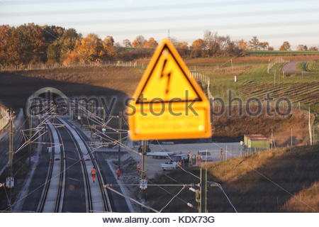 Eine Stromleitung Warnschild auf einer Brücke über den neuen Fast Track zwischen München und Hamburg als Handwerker aus dem letzten Teil des Projekts fertig stellen Stockfoto