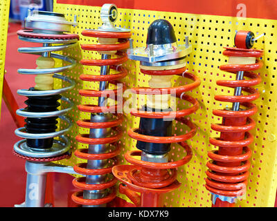 Stoßdämpfer Auto in einem Auto Parts Store Stockfoto