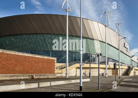 Liverpool, Großbritannien. Vertikale Achse Windkraftanlagen Strom der Echo Arena (2008), auf den Fluss Mersey Waterfront auf dem Gelände des alten König Dock Stockfoto