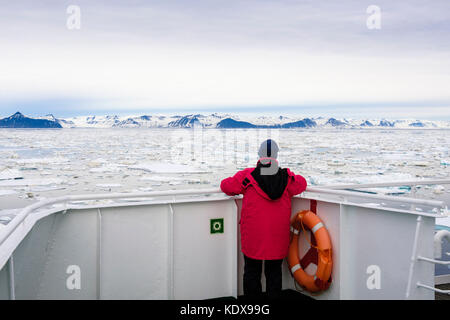 Ein Kreuzfahrtschiff Personenschifffahrt in arktischen Gewässern auf See Eis weg Ostküste der Insel Spitzbergen, Svalbard, Norwegen, Skandinavien Stockfoto