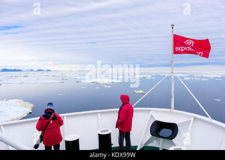 G Abenteuer Kreuzfahrtschiff Passagiere segeln in die arktischen Gewässer im Sommer 2017 auf See Eis weg Ostküste der Insel Spitzbergen Svalbard Norwegen suchen Stockfoto