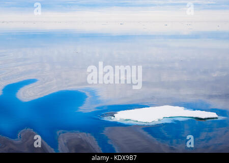 Meer Wasser Oberfläche Muster mit Eis schweben in Boot auf Spitzbergen Ostküste. Svalbard, Norwegen, Skandinavien. Abstrakt Hintergrund Stockfoto