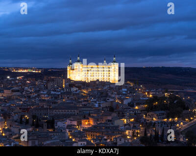 Alcázar de Toledo bei Nacht beleuchtet. Toledo, Spanien. Stockfoto