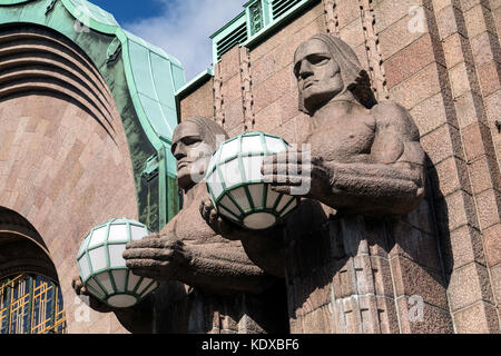 Helsinki - Finnland. Art déco-Figuren am Haupteingang des Hauptbahnhofs. Stockfoto