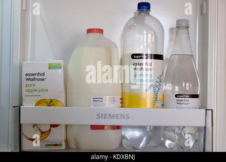 Wesentliche Waitrose Getränke im Kühlschrank Stockfoto