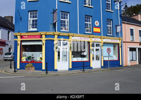 Friseursalon und Eisdiele, Castletownbere, County Cork, Irland - John Gollop Stockfoto