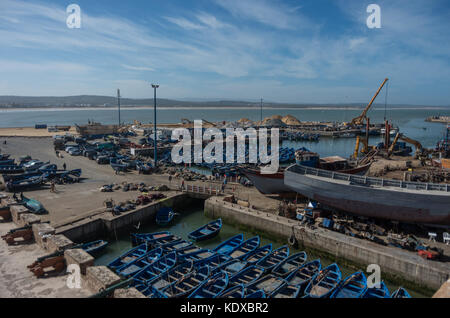 Essaouira, Marokko - Mai 6, 2017: Blick auf die Fischerboote in den Hafen von Essaouira und Kanonen in Skala du Port (Northern Skala), Marokko Stockfoto