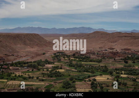 Blick auf den Canyon von Asif Ounila River in der Nähe der Kasbah Ait Ben Haddou im Atlasgebirge von Marokko Stockfoto