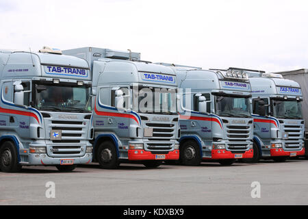 Mariehamn, Finnland - 24. Juni 2016: Flotte von Hellblau Scania r Lkw Traktoren auf Asphalt Hof geparkt Stockfoto