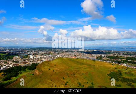 Wunderschöne Aussicht auf Edinburgh und die Firth-of-forth. Stockfoto