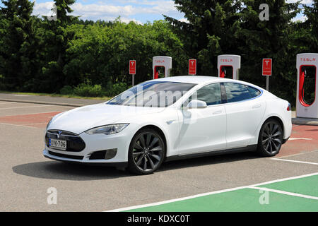 Paimio, Finnland - Juni 4, 2016: weiße Tesla Model s Elektroauto Blätter tesla Kompressor entfernt. Aufladen der Batterie von 10 bis 80 Prozent nimmt eine Stockfoto