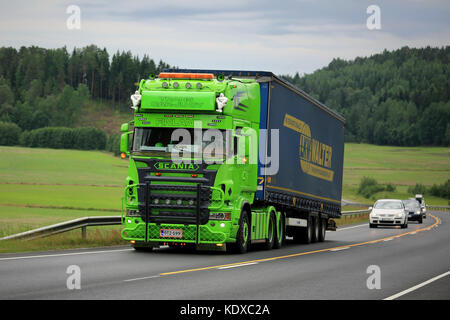 Salo, Finnland - 26. Juni 2016: Lime Green Scania R-Serie semi Trailer zeigen, Stapler fährt bergauf entlang der Straße im Süden von Finnland im Sommer. Stockfoto