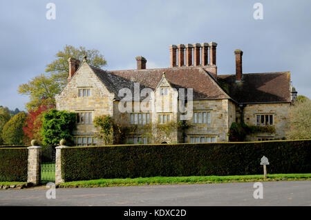 Batemans, das Haus der Familie von Rudyard Kipling von 1902-1936, tief im East Sussex. (Von öffentlichen Straßen gesehen.) Stockfoto