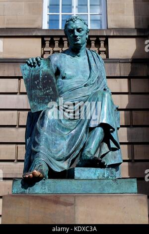 Der Philosoph David Hume's Statue sitzt grübelnd vor dem High Court auf der Royal Mile. Die große Zehe ist ein Prüfstein für die, die hoffen, Wissen zu erlangen. Stockfoto