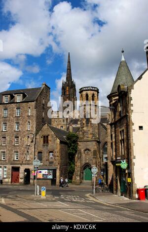 Altstadt von Edinburgh ist ein Labyrinth von Gassen mit Kopfsteinpflaster, enge Gassen und versteckten Innenhöfe, erstaunlich konserviert und in der Geschichte der Stadt verwurzelt. Stockfoto