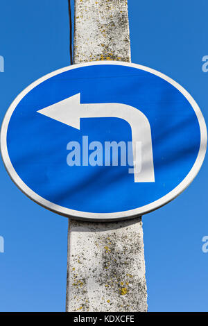 Obligatorische Verkehr Richtung Zeichen auf einer Säule Stockfoto