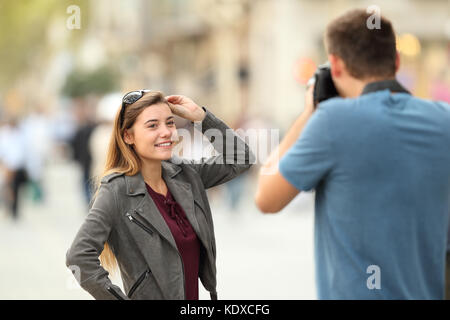 Fotograf Fotografieren zu einem fashion model auf der Straße Stockfoto