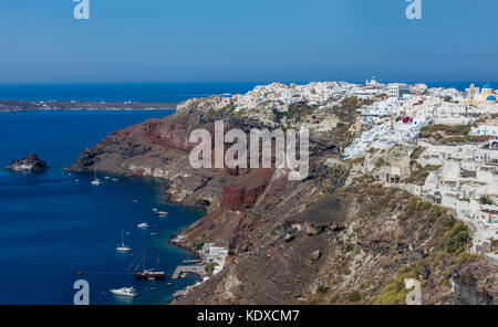 Panoramablick auf das Dorf Oia auf Santorini, Griechenland Stockfoto
