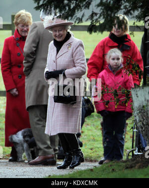 Sandringham, GROSSBRITANNIEN - 02. JANUAR; Königin Elizabeth II., Prinz Edward und Sophie Wessex schließen sich am Sonntag dem Gottesdienst in der Royal Family auf dem Sandringham Estate Norfolk an. Am 2. Januar 2011 in Sandringham, England: HRH The Queen Transmission Ref: MNCUK1 Credit: Hoo-Me.com/MediaPunch ***NO UK*** Stockfoto