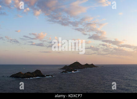 Korsika: Der atemberaubende Sonnenuntergang auf den Iles Sanguinaires Inseln (blutigen), die berühmten vier dunklen roten Porphyr Inseln mit einem Leuchtturm dating 1844 Stockfoto