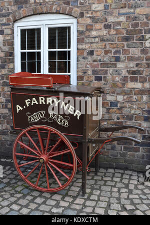 Bäcker Warenkorb Blists Hill Victorian Town in Ironbridge, Shropshire, Großbritannien Stockfoto