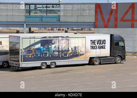 Helsinki, Finnland - 24. Mai 2016: Volvo FH 16 750 semi zeigt Volvo Truck Bereich dargestellt am Anhänger. Stockfoto