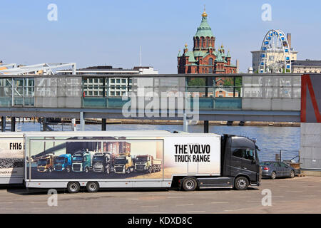 Helsinki, Finnland - 24. Mai 2016: Volvo FH 16 750 semi bei Olympischen terminal geparkt, Helsinki, zeigt die Volvo Truck Sortiment abgebildet auf Trailer, mit uspe Stockfoto