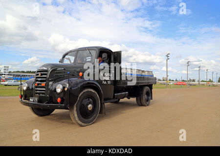 Mariehamn, Finnland - 2 August 2015: Umzug dunkelgrünen Ford thames Pick up 1952 und altmodische Milchkannen auf der öffentlichen Veranstaltung von Pick-nick Stockfoto