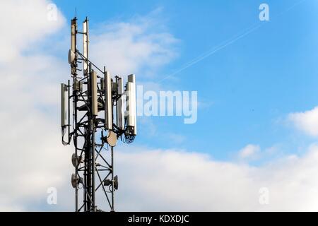 Gsm-Spalte auf einem blauen Himmel Hintergrund. Vermittlung des Telefonsignals. moderne Technik Stockfoto