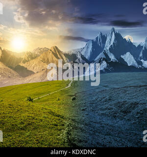 Tag und Nacht Zeit ändern Konzept. grashängen und felsigen Gipfeln Composite. wunderschöne Sommer Landschaft mit herrlichen Bergrücken über dem pleasin Stockfoto