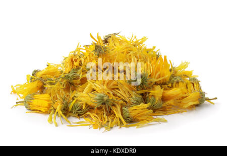 Haufen getrockneter calendula Blüten isoliert auf weißem Stockfoto