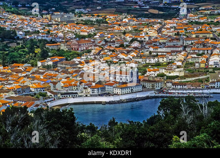 Ansicht von Angra do Heroismo (Stadt der Helden), die Hauptstadt der Insel Terceira auf den Azoren und ein Weltkulturerbe, von oben auf den Monte Brasilien. Stockfoto