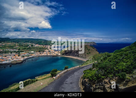 Panorama von Puerto Pim, Monte da Guia vulkanischen Schlackenkegel, den Atlantik und die Bucht von Horta in der Hauptstadt von Horta auf Faial Insel der Azoren. Stockfoto