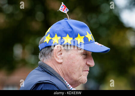 Ein Pro EU-Befürworter das Tragen eines EU-Baseball cap wird dargestellt, wie er andere Pro EU-Befürworter zu einem anti Brexit Protestkundgebung in Queens Square, Bristol verbindet Stockfoto