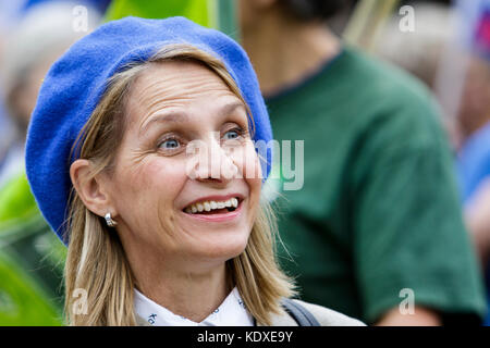 Die liberal-demokratische Abgeordnete von Bath, Wera Hobhouse, ist abgebildet, als sie mit Pro-EU-Anhängern auf einer Protestkundgebung gegen den Brexit auf dem Queens Square in Bristol spricht Stockfoto