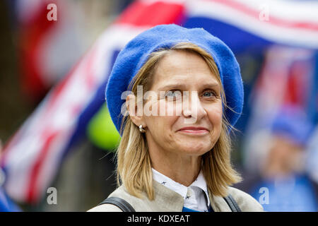 Die liberal-demokratische Abgeordnete von Bath, Wera Hobhouse, ist abgebildet, als sie mit Pro-EU-Anhängern auf einer Protestkundgebung gegen den Brexit auf dem Queens Square in Bristol spricht Stockfoto