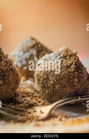 Machen Sie Pflaumenfrucht Knödel mit braunem Zucker Stockfoto