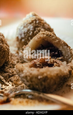 Machen Sie Pflaumenfrucht Knödel mit braunem Zucker Stockfoto