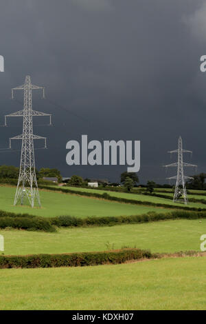 Overhead Strom Strom-Leitungen und Masten in der Grafschaft Armagh, Nordirland. Stockfoto