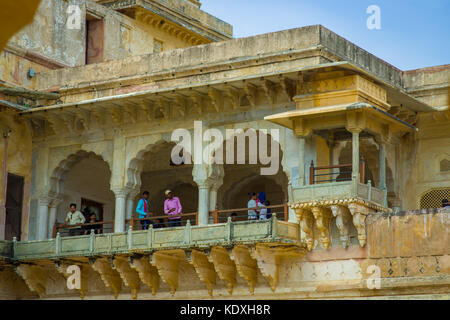 Amer, Indien - 19. September 2017: Nicht identifizierte Personen genießen Sie die Aussicht auf dem Balkon im Amber Fort Palace, Jaipur, Rajasthan, Indien Stockfoto