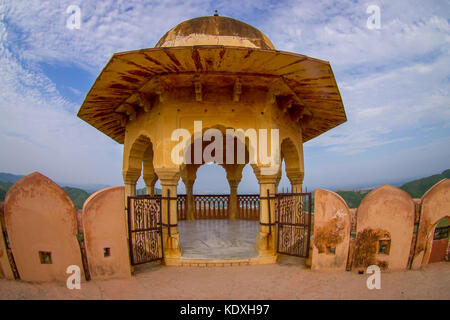 Amer, Indien - 19. September 2017: schöne Aussicht auf einen Balkon mit einem gelben Kuppel in Amber Fort Palace, Jaipur, Rajasthan, Indien Stockfoto