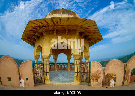 Amer, Indien - 19. September 2017: schöne Aussicht auf einen Balkon mit einem gelben Kuppel in Amber Fort Palace, Jaipur, Rajasthan, Indien Stockfoto