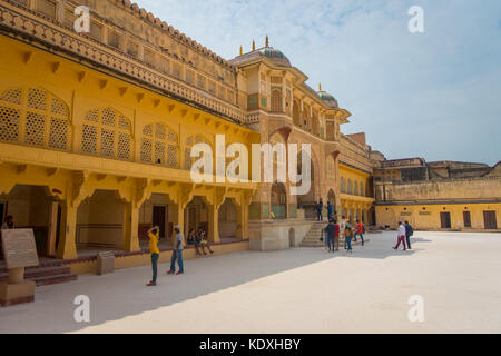 Amber, Indien - 19. September 2017: Nicht identifizierte Menschen am wunderschönen Eingang des Taj Mahal, das große Tor, Darwaza-i rauza, Haupteingang zum Grab, UNESCO-Weltkulturerbe, Agra, Uttar Pradesh, Indien Stockfoto