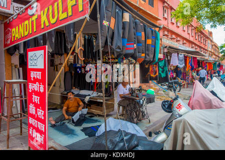 Jaipur, Indien - 19. September 2017: unbekannter Mann Konfektionierung motobike Sitzbezüge an Johari Basar Straße am 15. November 2014 in Jaipur, Indien. Jaipur ist die Hauptstadt und die grösste Stadt in Rajasthan Stockfoto